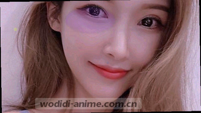 《姐姐的旧毛衣》藤椅上叠放旧毛衣的横版封面